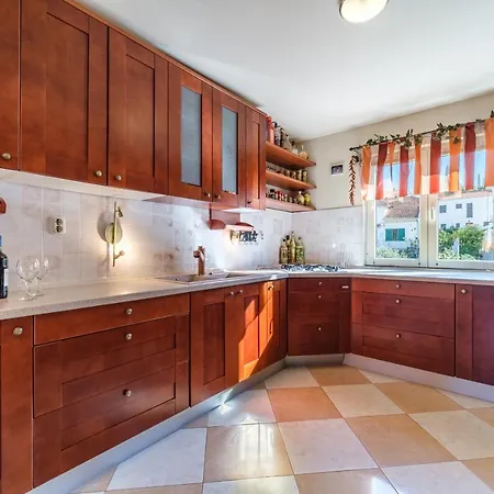 Alen & Deni Apartman Sutivan